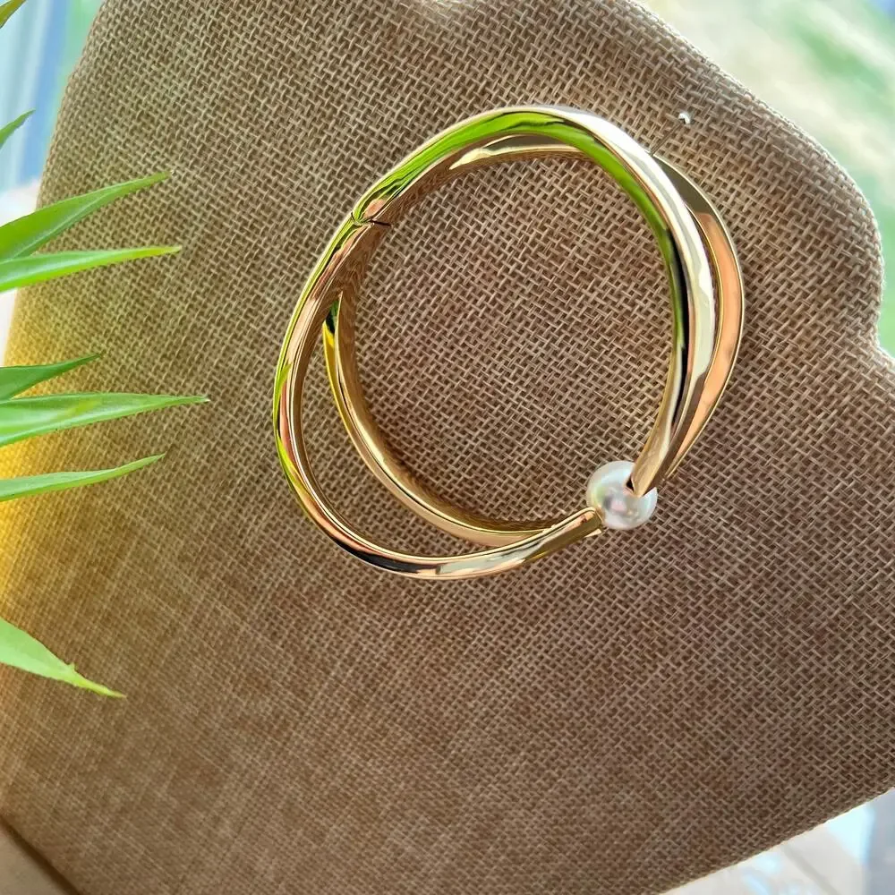 NWOT Real Simple Style Gold Criss-Cross Hinged Pearl Bracelet